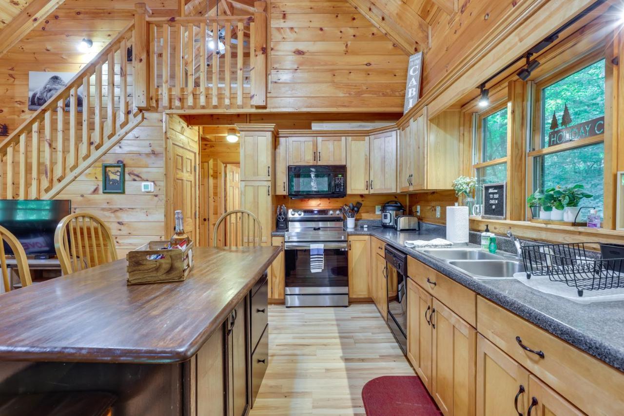 Riverfront Ellijay Cabin With Deck And Pool Access! Exterior photo