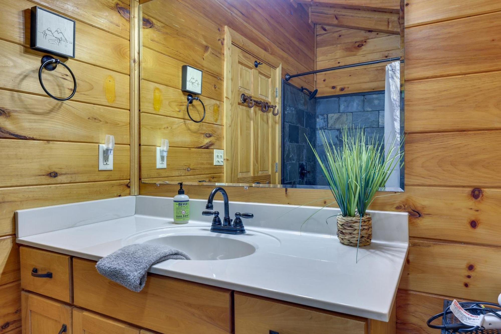 Riverfront Ellijay Cabin With Deck And Pool Access! Exterior photo