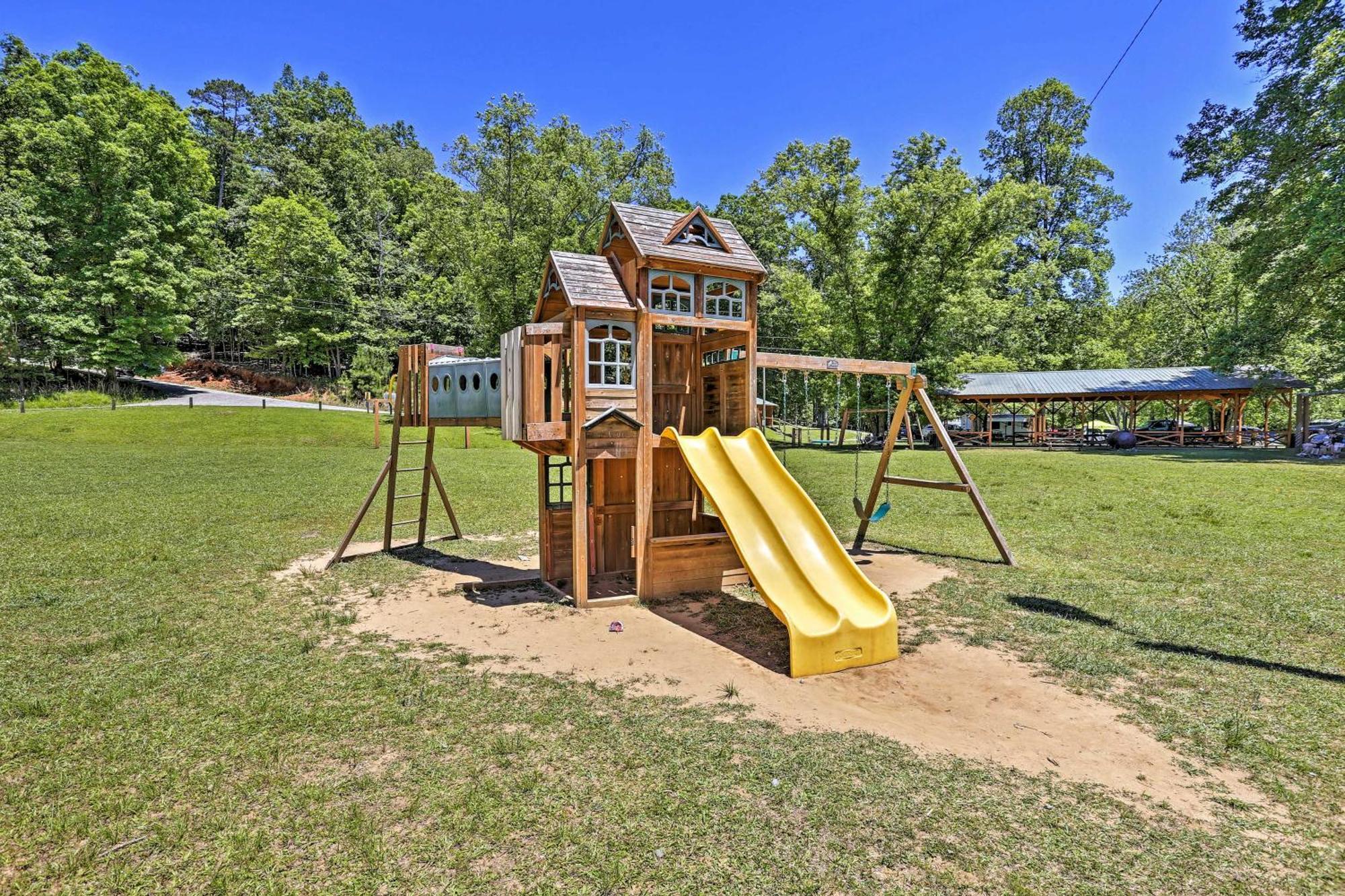 Riverfront Ellijay Cabin With Deck And Pool Access! Exterior photo
